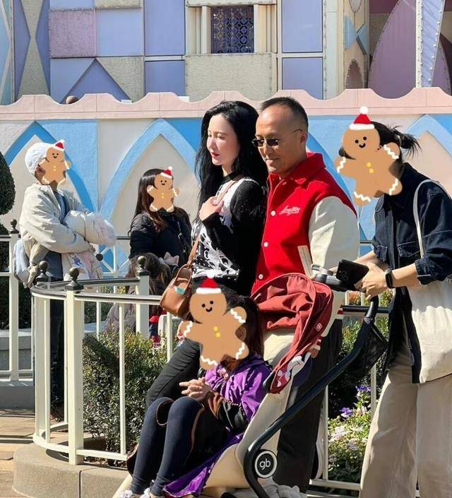 张萌一家3口到迪士尼游玩!