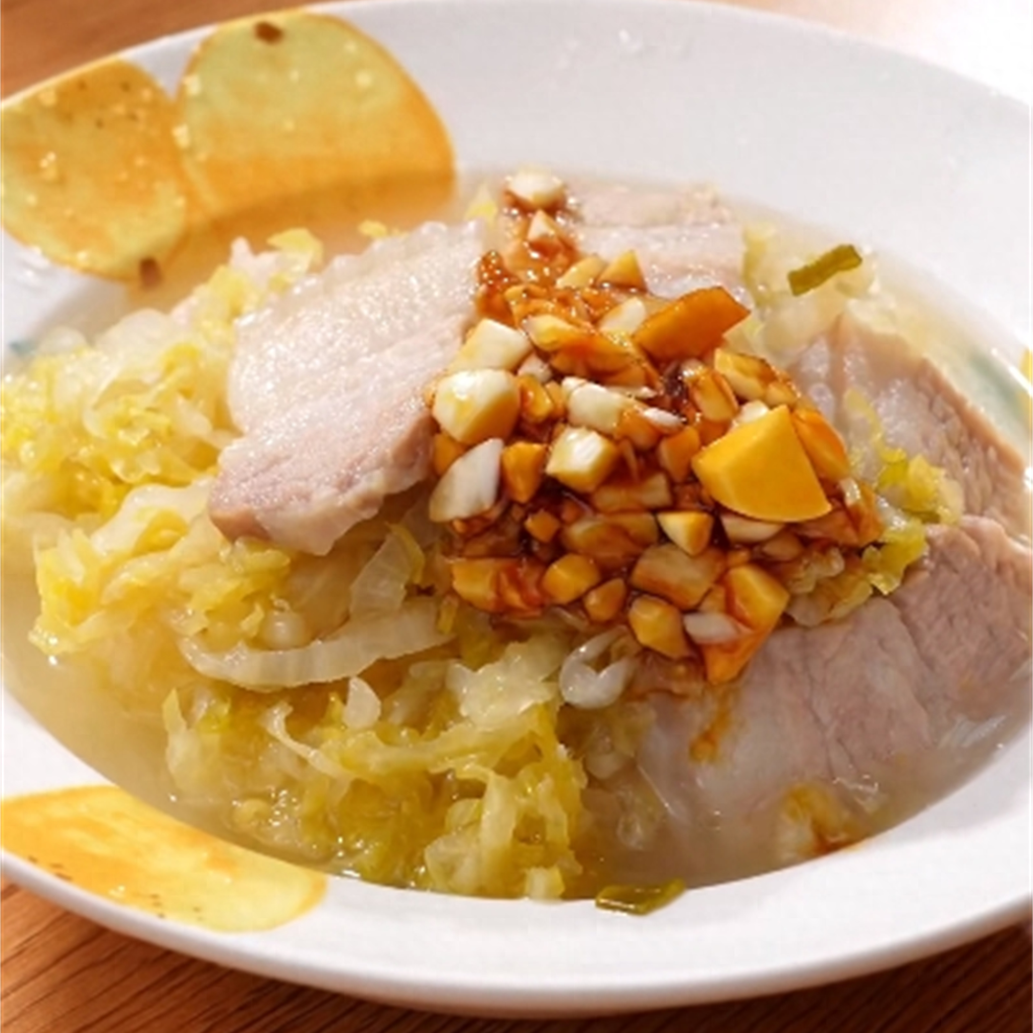 家常酸菜炖五花肉，酸爽入骨，暖胃又暖心？