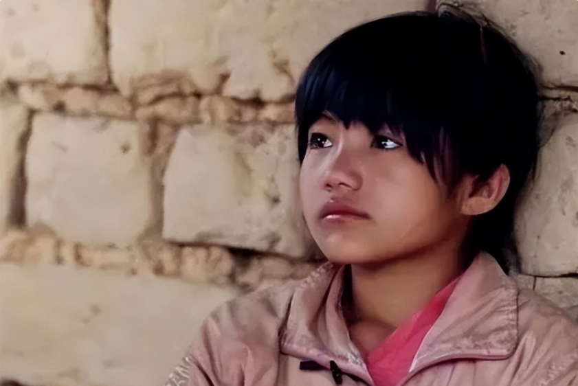 2015年参加了《变形计》的农村女孩李勒优,也被称为节目中"最幸运的