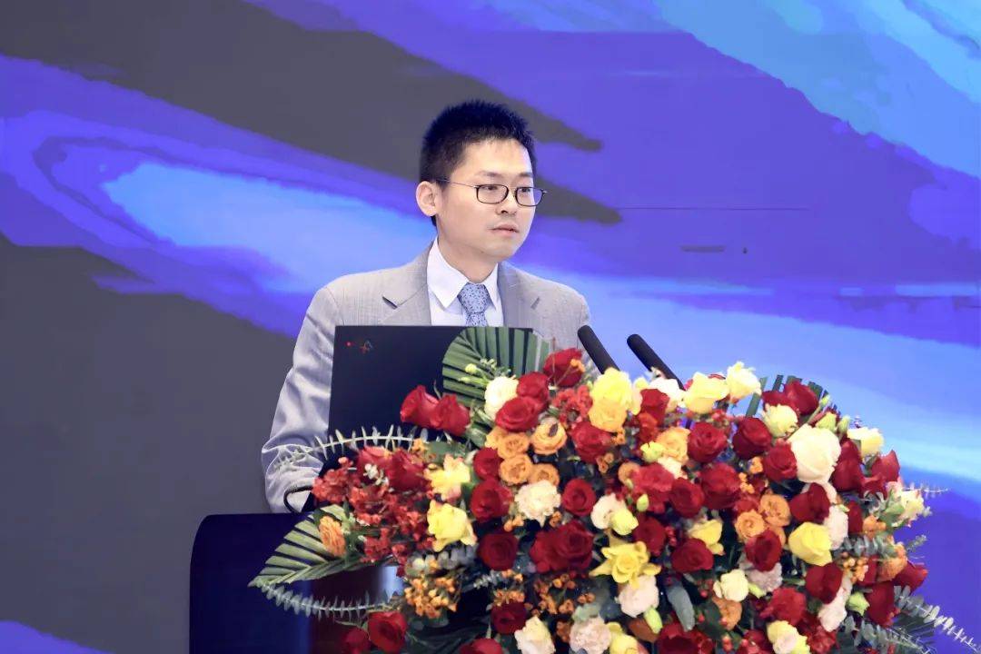 新城控股集团董事长王晓松作大会主旨报告2023年,面对不确定的外部