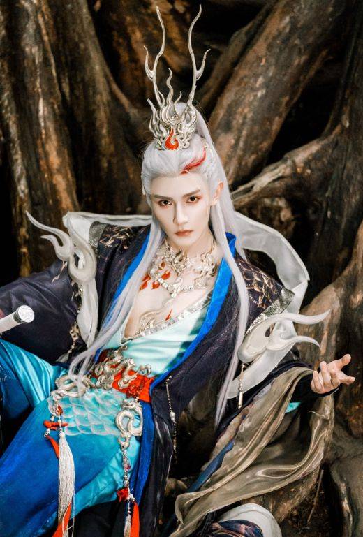 为了还原游戏中的造型,黄靖翔硬凹龙王造型,大胆露出刚健腹肌,引发女