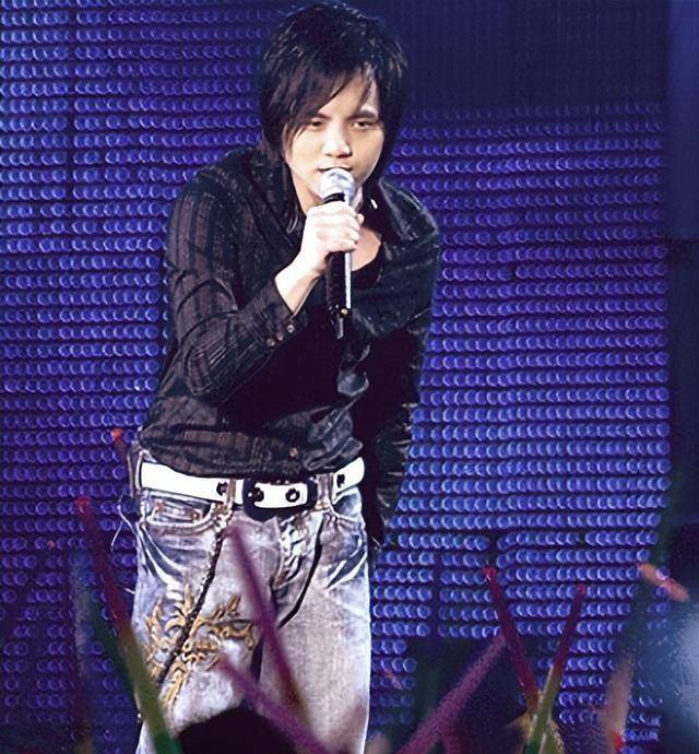 15岁开演唱会,19岁日挣万元,春晚请不动他,却没人说他耍大牌_郑源