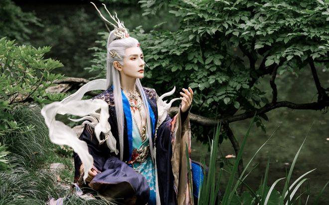 真龙主题时装"瀚渊龙炎",冒着零下10度的严寒,跑到深山老林完成拍摄