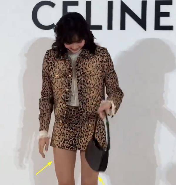 lisa出席活动双腿黝黑,冬天还穿露脐装,粉丝给甘肃捐3床棉被!