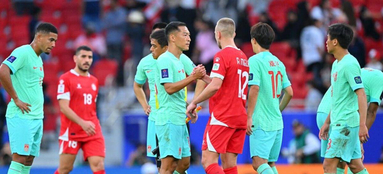 赤道几内亚在非洲杯上大放异彩,看台上现场看球的赤道几内亚总统