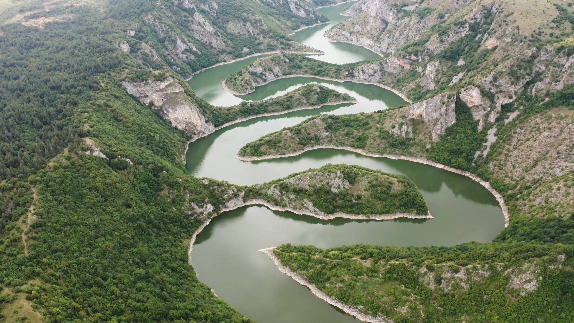 黑龙江有南北两源,以南源额尔古纳河为河源,全长4440公里
