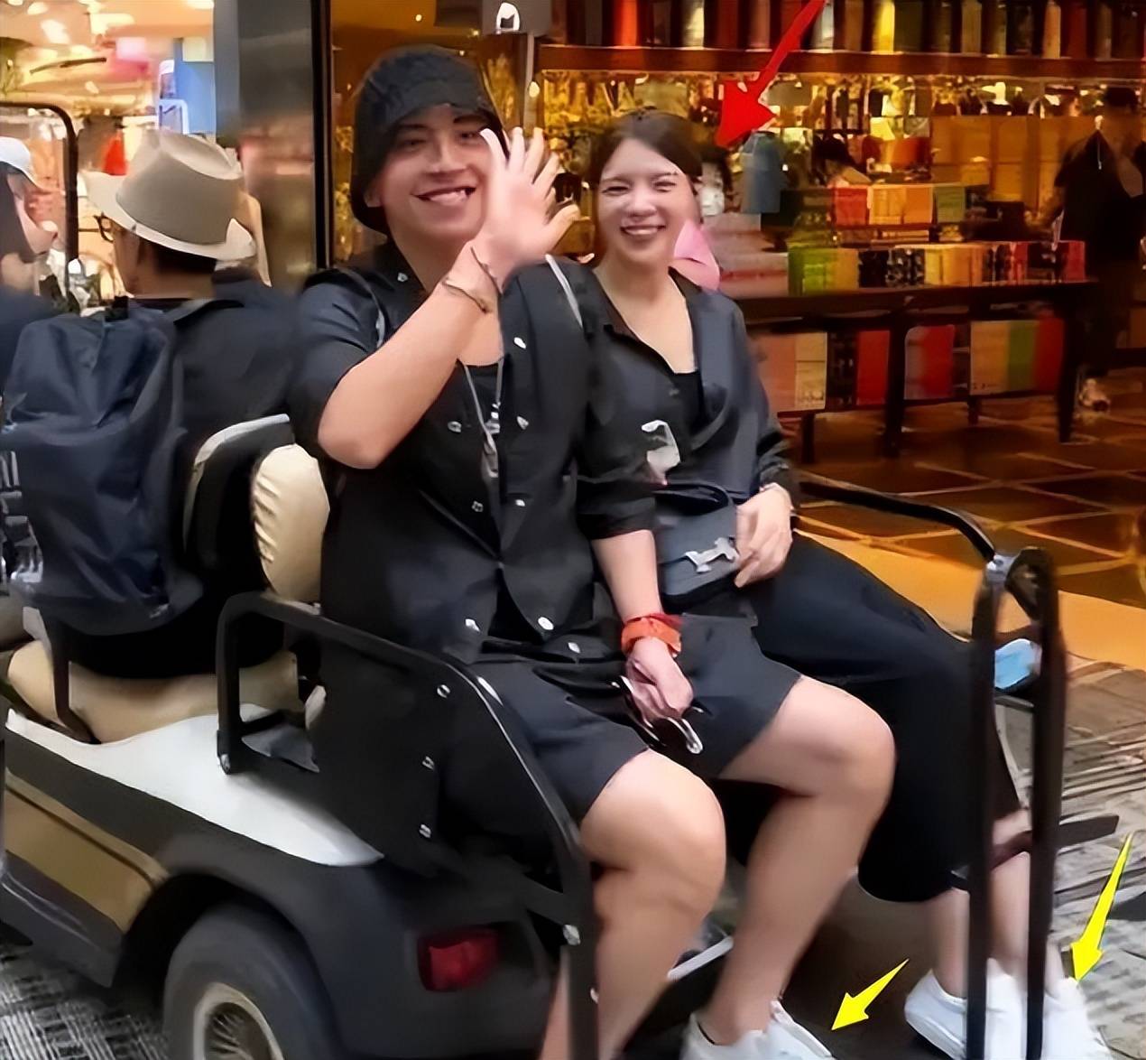 王大陆带女友滑冰,大庭广众下互换外套穿,简直太宠新女友了!