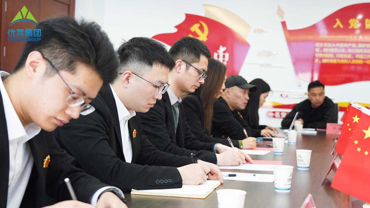 马尔康市委常委,市政府副市长杨成军就马尔康市基本情况做了详细介绍.