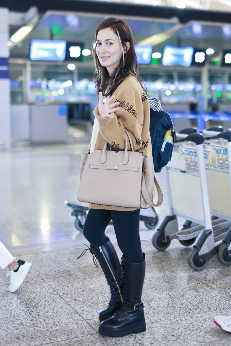 卢靖姗带女儿现身机场,头发凌乱素颜憔悴,生完孩子颜值下降不少_形象
