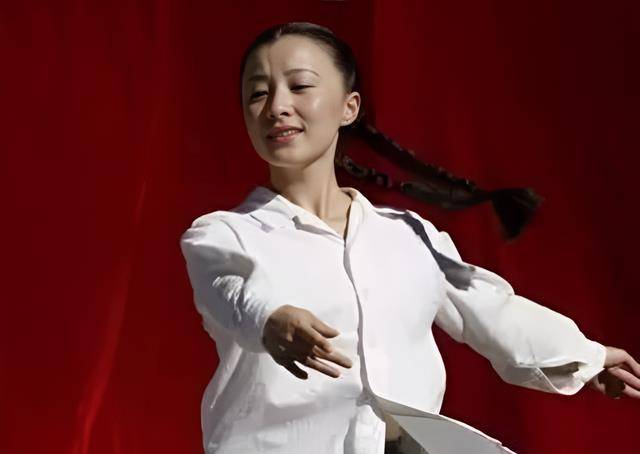 有一次,徐璐的妈妈听说跳舞可以让自己长高,为了让女儿达到标准身高