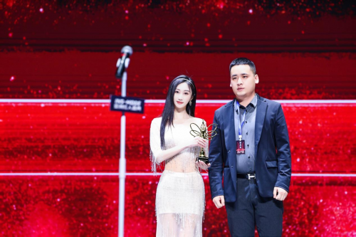 高梦涵惊艳亮相亚洲红人盛典 斩获年度"亚洲最佳时尚价值红人"_娱乐