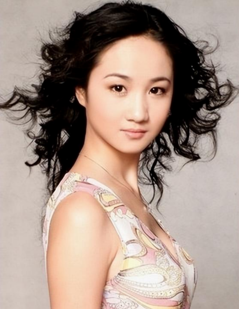 比赛中,年仅19岁的关思婷,凭借着出众的外形条件一路舒畅的闯进了决赛