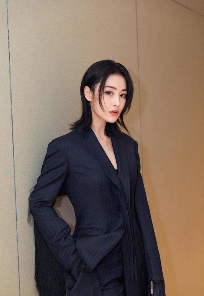 36岁张馨予晒雪中美照称导演让她演自己18岁,定完妆后说服了自己_角色