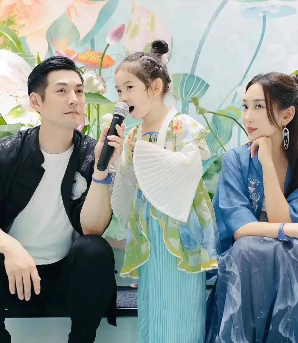 严屹宽夫妻为女儿办生日宴 一家人同框合照好温馨_杜若溪_家庭_主题