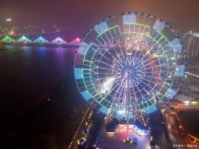 秋水广场当然得晚上去呀,非常震撼.