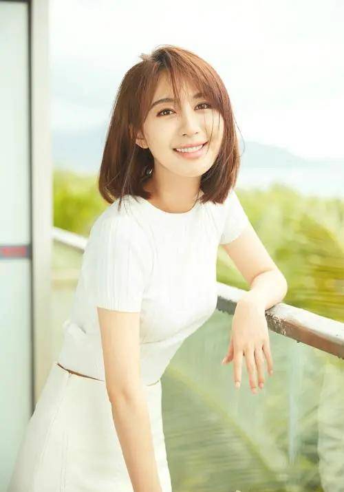 李菲儿穿连体内裤走光!