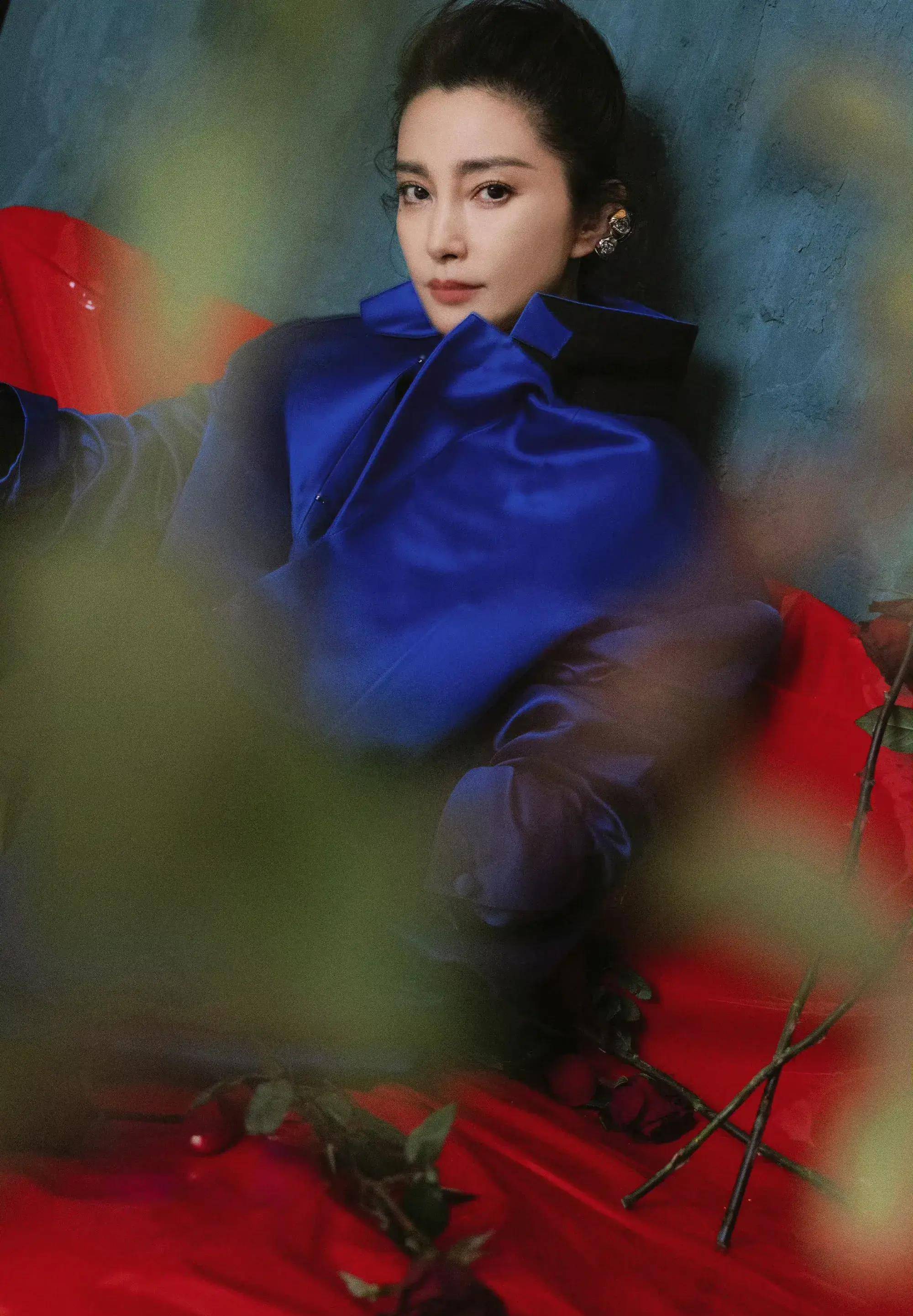 李冰冰嘉人二月刊封面 大花的气场果然无人能敌!_玫瑰_黑色_白色