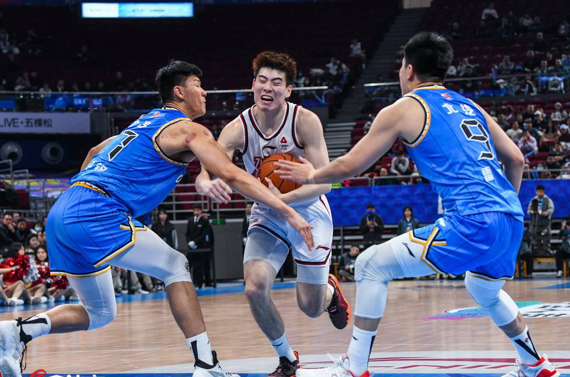 金金被戏耍脱球衣离场,新疆展现统治力轻取青岛_比赛_1_cba