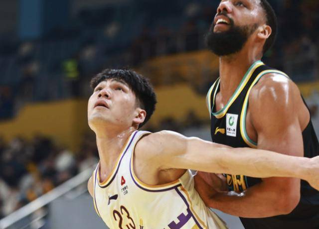 北控终结广厦5连胜,费尔德三双中制胜三分,胡金秋砍下27 7篮板.