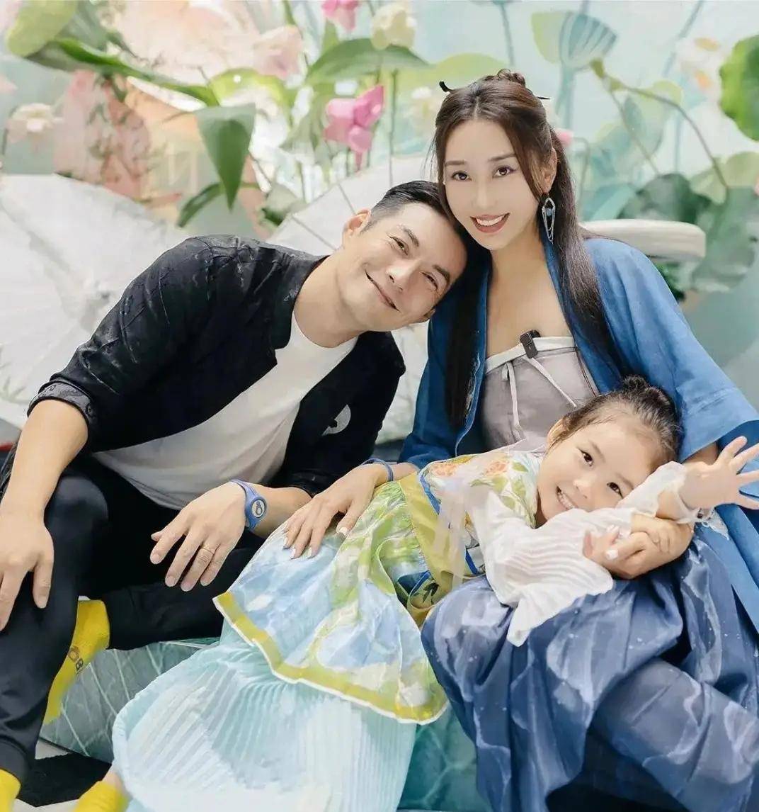 严屹宽夫妻为女儿办生日宴 一家人同框合照好温馨_杜若溪_家庭_主题