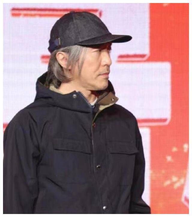 62岁周星驰离子烫长发,和吴建豪同框姿势妩媚,话说能看正面吗_杨哥