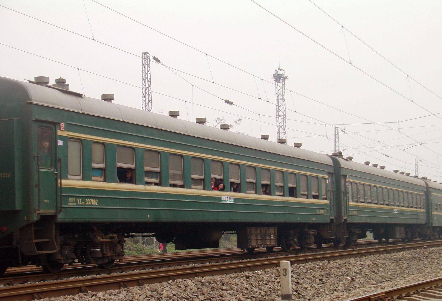 当年成渝铁路上最常见的绿皮车——22型系列客车到了90年代中期,随着