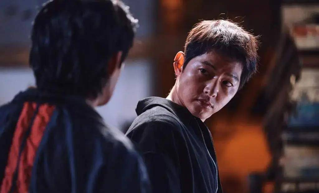 《祸乱》:剧本太烂,就算有宋仲基也无力回天,韩国电影完了!