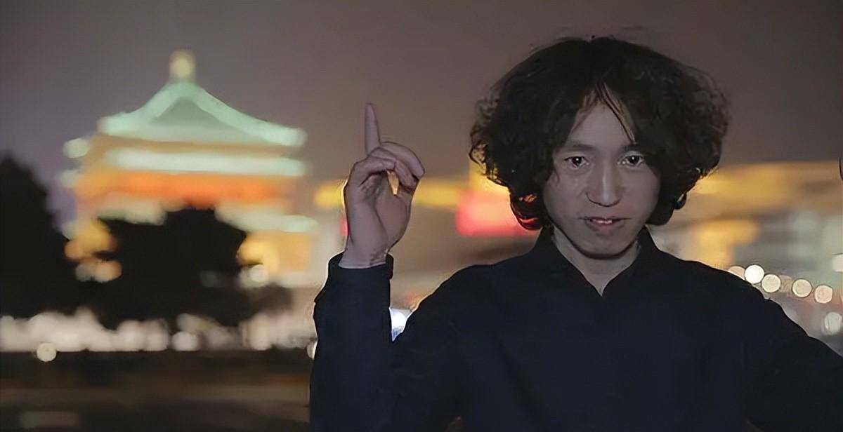 歌手庞麦郎:曾因一首歌曲爆红,后却患上精神分裂症,今生活凄凉