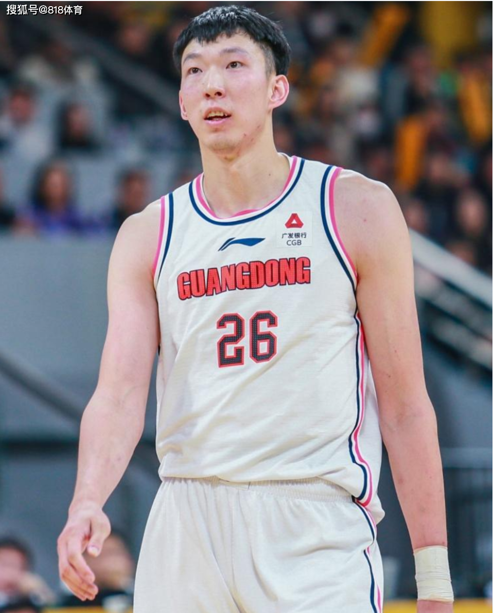 周琦拳打詹姆斯面部被吹违体,夹胳膊差点反关节只吹普通犯规_裁判