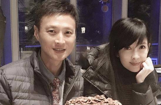 倪震又出轨?疫情期间陪"短发妹妹"逛街,网友:周慧敏知道吗?