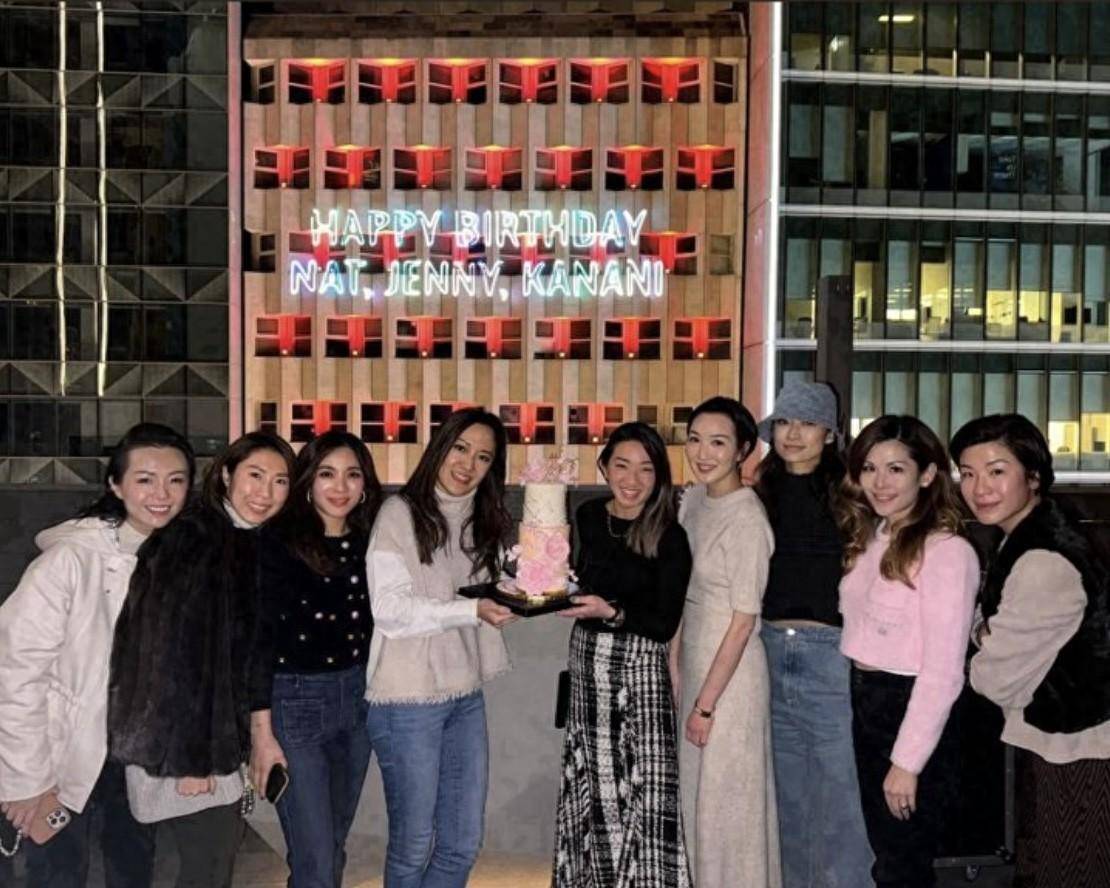 郭晶晶出席名媛生日会,打扮素朴气质淡雅,合照坐前排被视为贵宾_黄泳