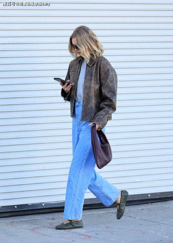 墨西哥美艳尤物艾莎高阶时髦感,复古做旧夹克搭浅蓝色高腰裤美死_牛仔