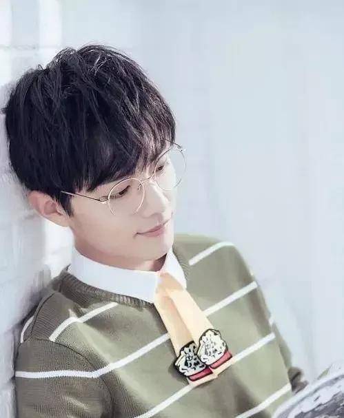 肖战"学长造型"照片疯传颜值在娱乐圈属于什么水平呢?_发展_明星_未来