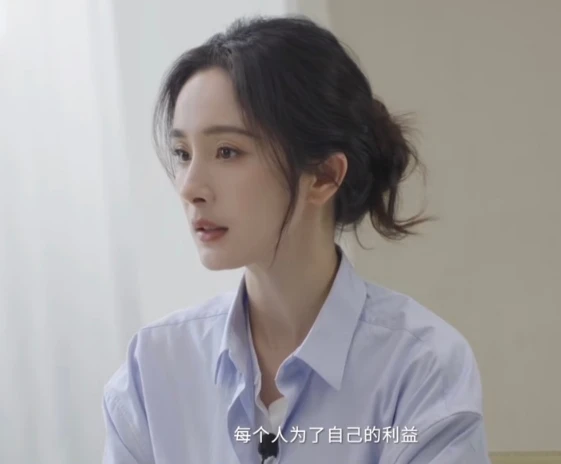 杨幂回应三亿对赌传闻,不后悔自己的选择,既然大步向前就不回头_作品