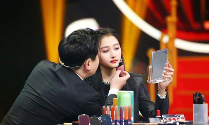 关晓彤《王牌》舞台变身职场精英,网友:闺女长大了!_鹿晗早_爱情_祝福