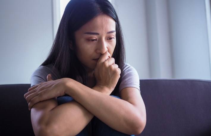 导致心理受到伤害,让大脑失调,呈现出心理变态,多表现出意识模糊,阵发