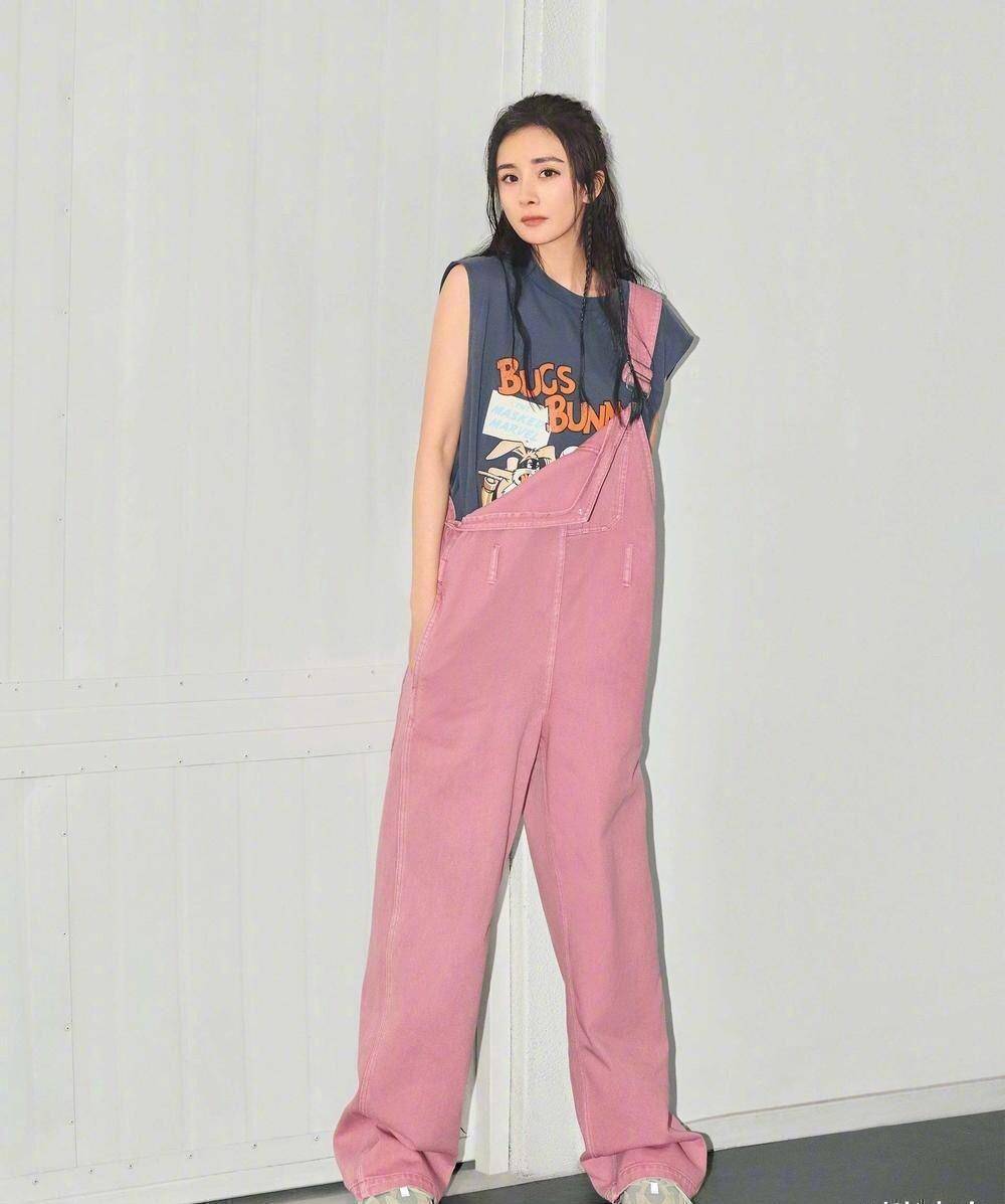 看到杨幂代言品牌写真照,无袖衫配粉色背带裤,网友表示:不敢买_裤子