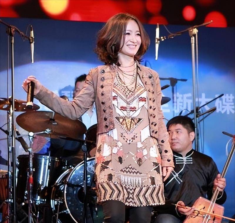 摇滚女星连上4次春晚,竟因男人误入歧途,现在单身还是没人敢娶_斯琴格