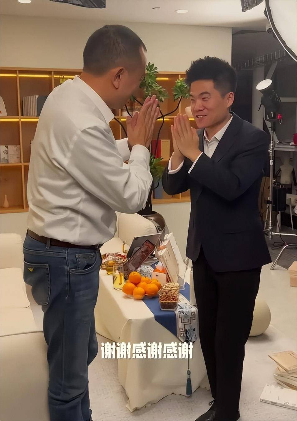 东方甄选嘉宾访谈,输的是老俞,尴尬的是倪萍,躺赢的又是董宇辉_直播间