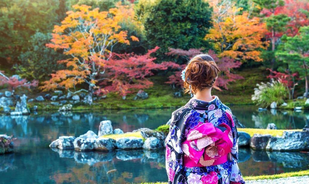女孩投降日穿和服，真是太不懂事了