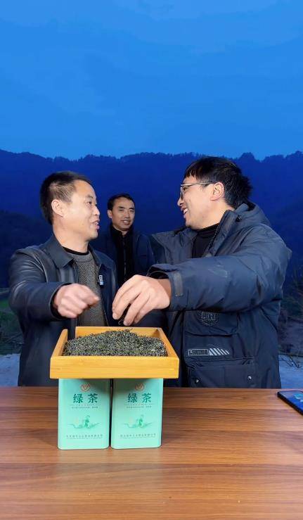 湘西冬宝直播带货现场刘薇和冬宝起争执,冬宝妹妹替哥哥直播_刘总