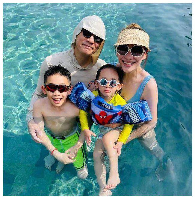 应采儿带俩儿子出游,jasper身高超妈妈肩膀,hoho扎马尾好秀气_哥哥