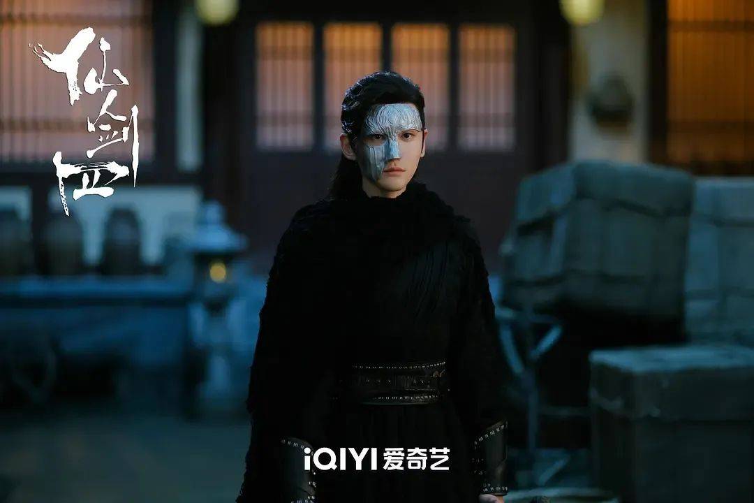 尤其是邪恶的一面很精彩,玄霄被封在冰川中,他只露出一张脸,帅气而