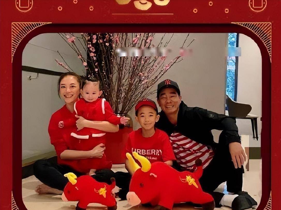 应采儿带俩儿子游乐园玩,兄弟不是双胞胎却撞脸,弟弟长发太秀气