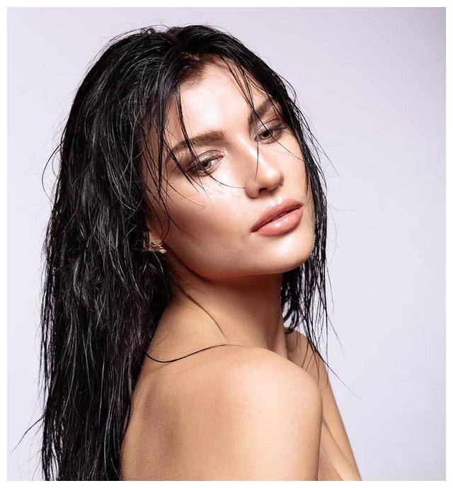 金·卡戴珊代言再引争议,腰臀比1:2炫耀129个包!