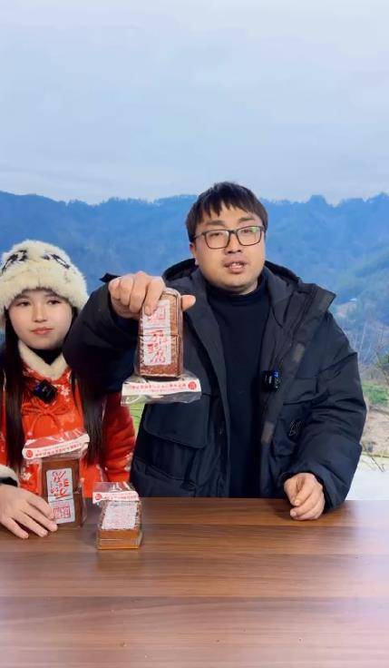 湘西冬宝直播带货现场刘薇和冬宝起争执,冬宝妹妹替哥哥直播_刘总