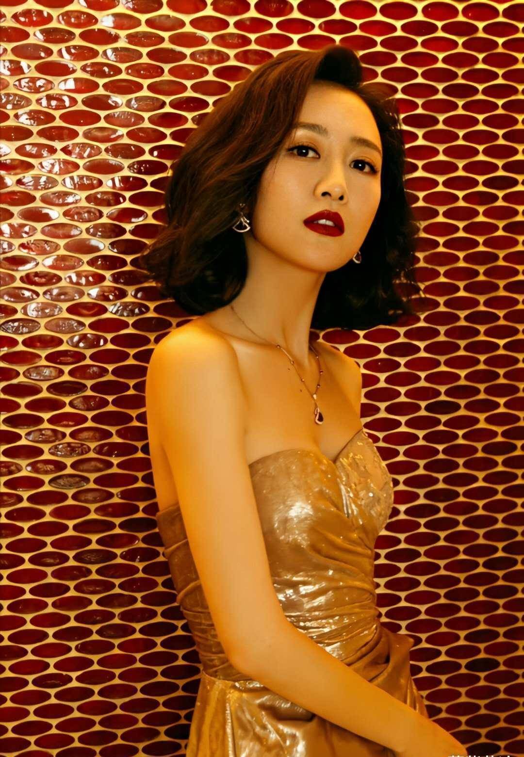 37岁王鸥穿搭真高级,完美倒三角身材实力撩人,网友:这穿搭模仿不来