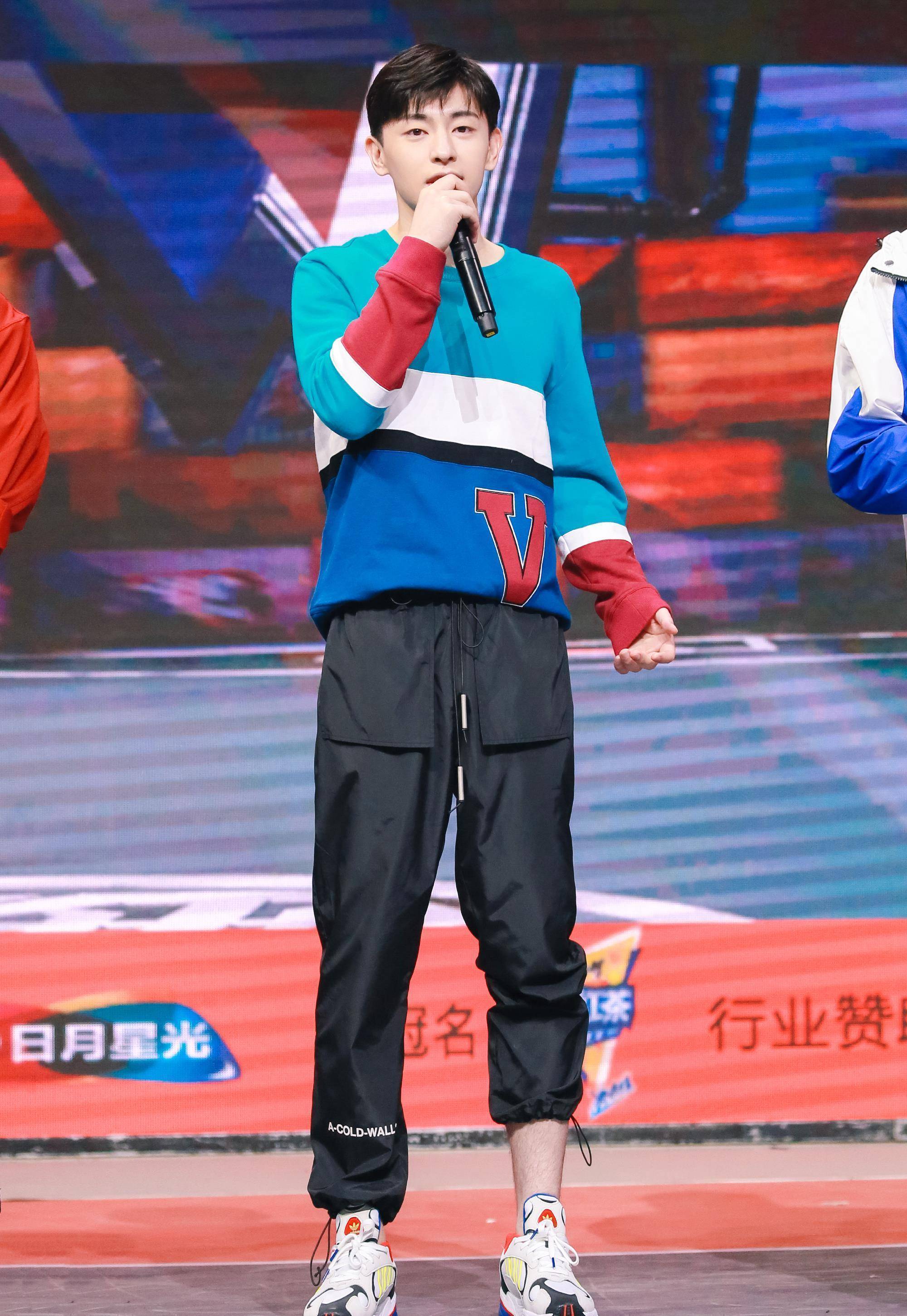 邓伦穿搭越来越大胆了,"娘炮粉"上身意外帅气,颜值才是硬道理_衬衫