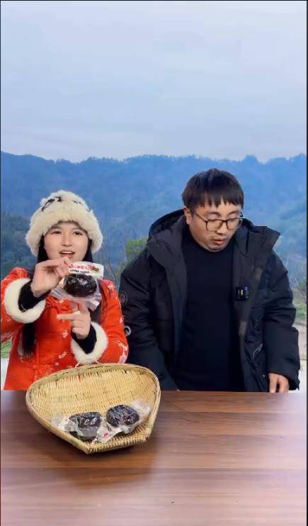 湘西冬宝直播带货现场刘薇和冬宝起争执,冬宝妹妹替哥哥直播_刘总