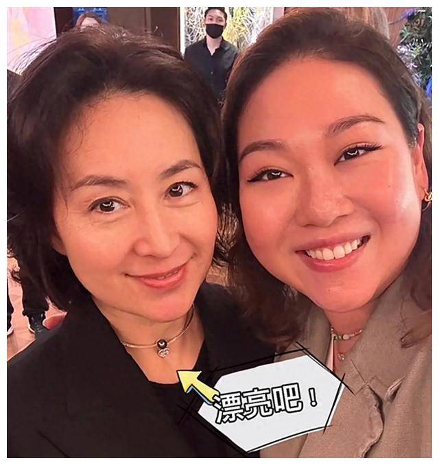 一条手链过亿豪气十足,何超琼带干女儿捧场_何超凤_家族_何锶珩